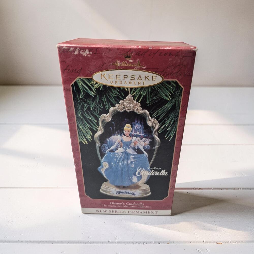 VINTAGE COLLECTIBLE HALLMARK ORNAMENT DISNEY CINDERELLA 1997